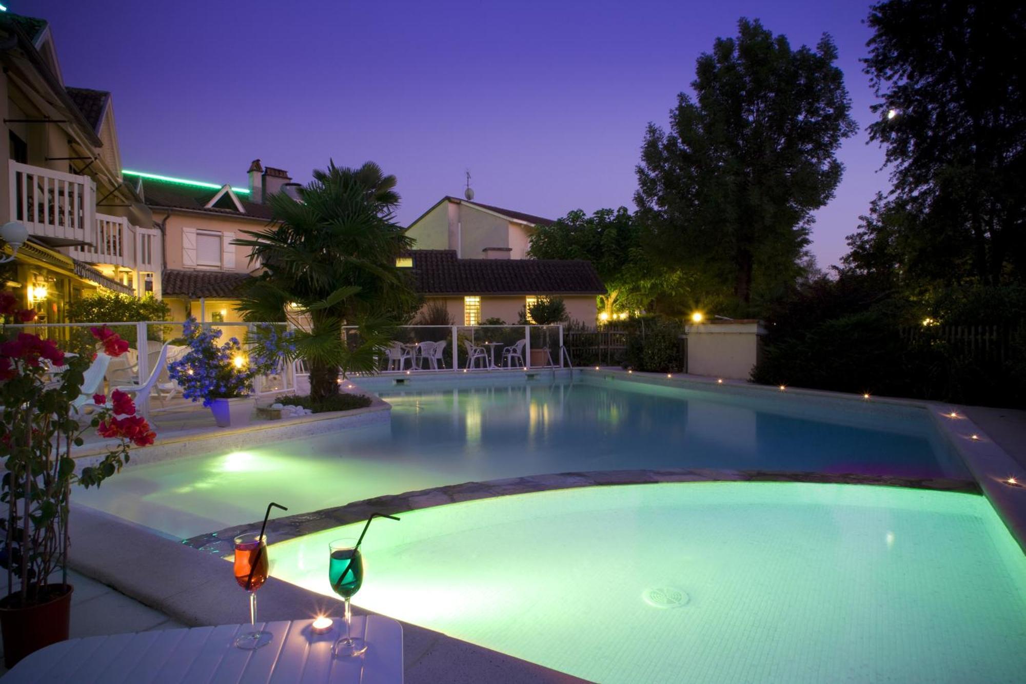 Logis Hotel - Restaurant - Spa - Le Relais De Farrou Villefranche-de-Rouergue Luaran gambar