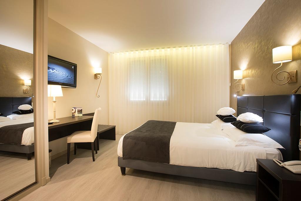 Logis Hotel - Restaurant - Spa - Le Relais De Farrou Villefranche-de-Rouergue Luaran gambar